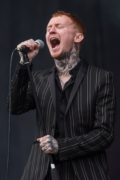 Frank Carter wycofał mężczyzn za sprzeciw wobec kobiecego mosh pit