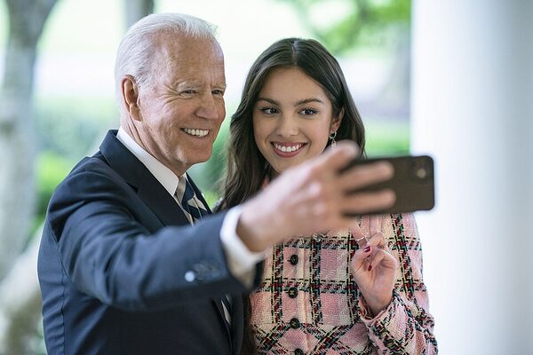 Olivia Rodrigo na scenie: sukienka zaczęła znikać