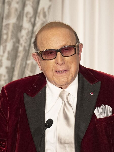 Mogul muzyczny Clive Davis w szpitalu z powodu problemów oddechowych