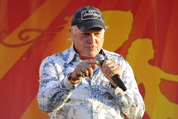 Mike Love wystąpił w Nashville, towarzyszyli mu byli członkowie