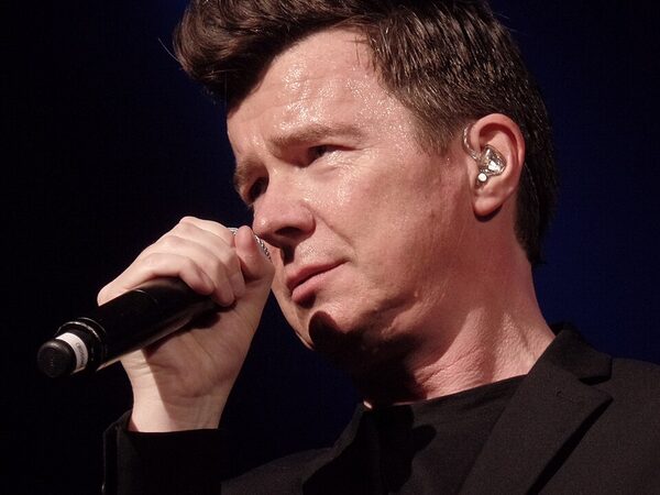 Rick Astley i Blossoms na Tramlines Festival 2023