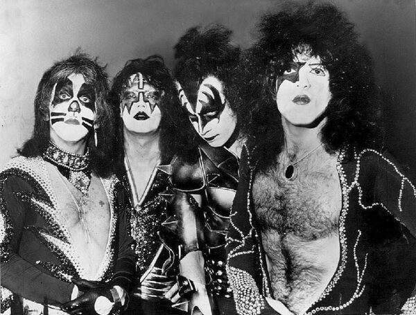 Paul Stanley wskazuje najgorszą okładkę Kiss. Wielu fanów ją lubi!