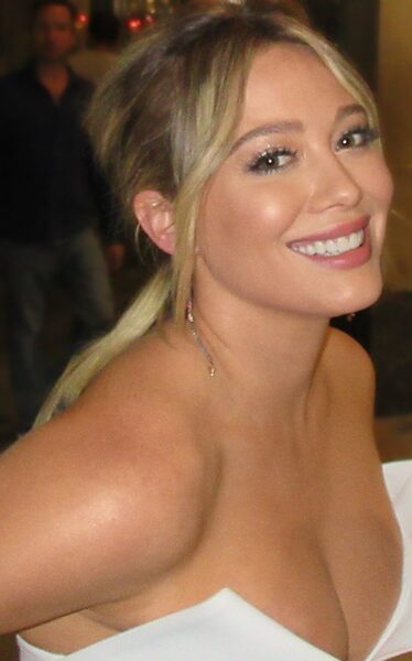 Obejrzyj intymny występ Hilary Duff z utworem „Roommates” w programie „Fallon”.