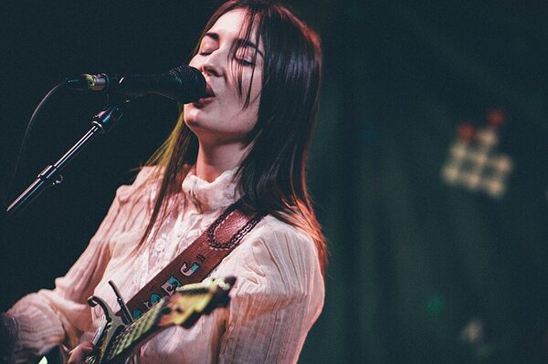 Jess Williamson zapowiada A Mile South of Heaven z High Heels and Blue Jeans