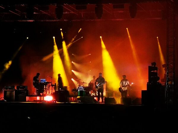 Mogwai i Rock Action świętują 30-lecie działalności, publikując teledysk do debiutanckiego singla „Tuner” oraz ogłaszając nowe daty trasy koncertowej po Szkocji i Europie.