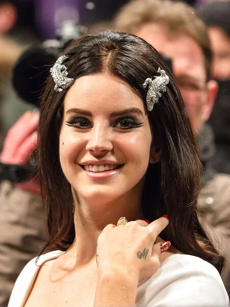 Lana Del Rey publikuje wideo z jazdy, Tate McRae w tle