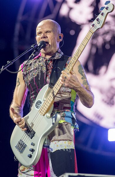 Flea ujawnia kontuzję głowy po dziwnym wypadku