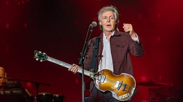 Paul McCartney podpisuje książkę w 2002 roku