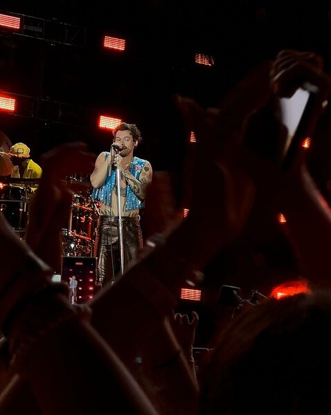 Harry Styles powraca w stylu X Factorowej garderoby