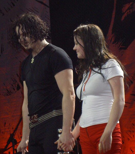 Zobacz, jak Jon Stewart, Conan O’Brien i Jimmy Kimmel z Abbey Romeo wykonują The White Stripes