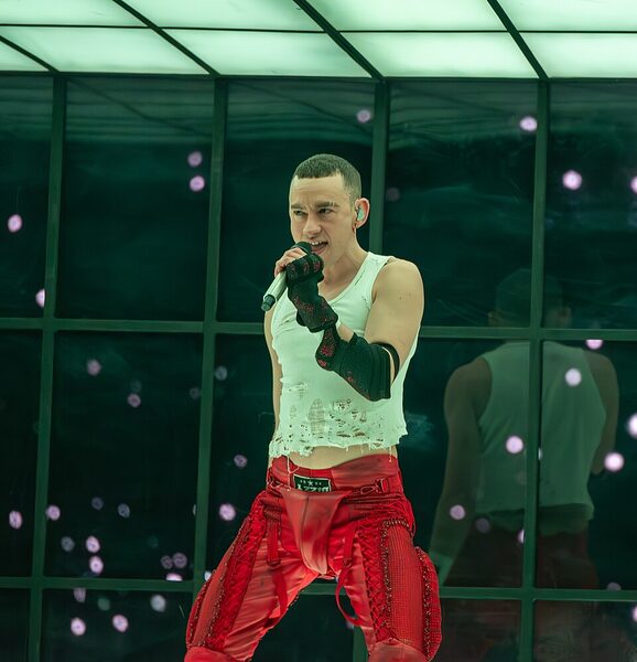 Olly Alexander: „Mam nadzieję, że Trans Mission będzie źródłem pozytywnej energii i światłem w tych mrocznych czasach”