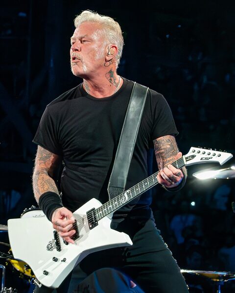 Hetfield całuje narzeczoną podczas meczu Raiders w Sphere