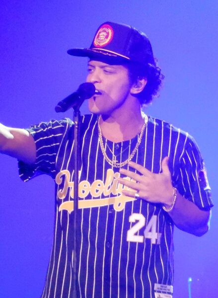 Bruno Mars i Karol G w nowym teledysku promującym Dance With Me