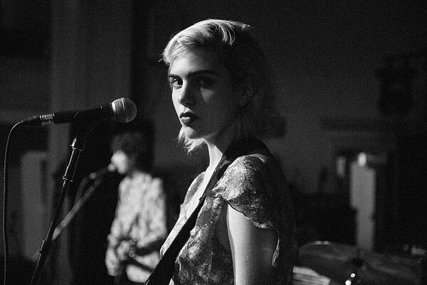 Zobacz, jak Julia Cumming z zespołu Sunflower Bean wykonuje utwór „My Life” w programie „Fallon”