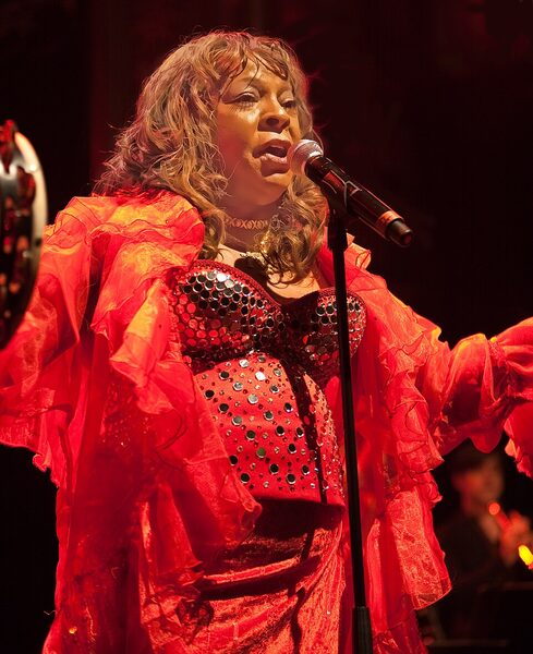 Martha Reeves broni wykonanie narodowego hymnu podczas inauguracyjnego meczu